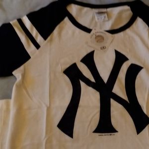 Yankees Tee NWT! genuine merchandise campus life